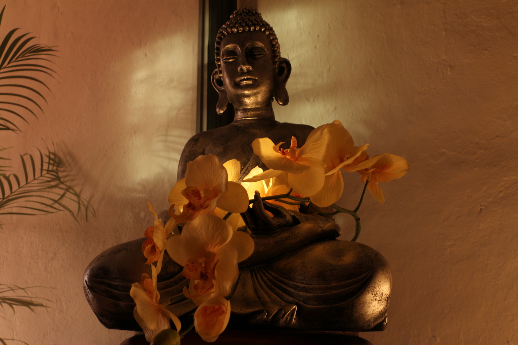 buddha mit blumen